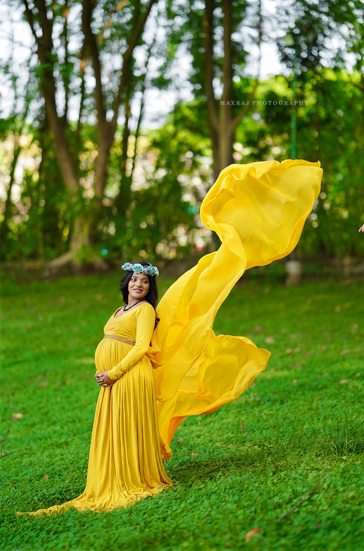 maternity photographer in pune, maternity photoshoot poses, outdoor maternity photoshoot in yellow flying gown in pune city