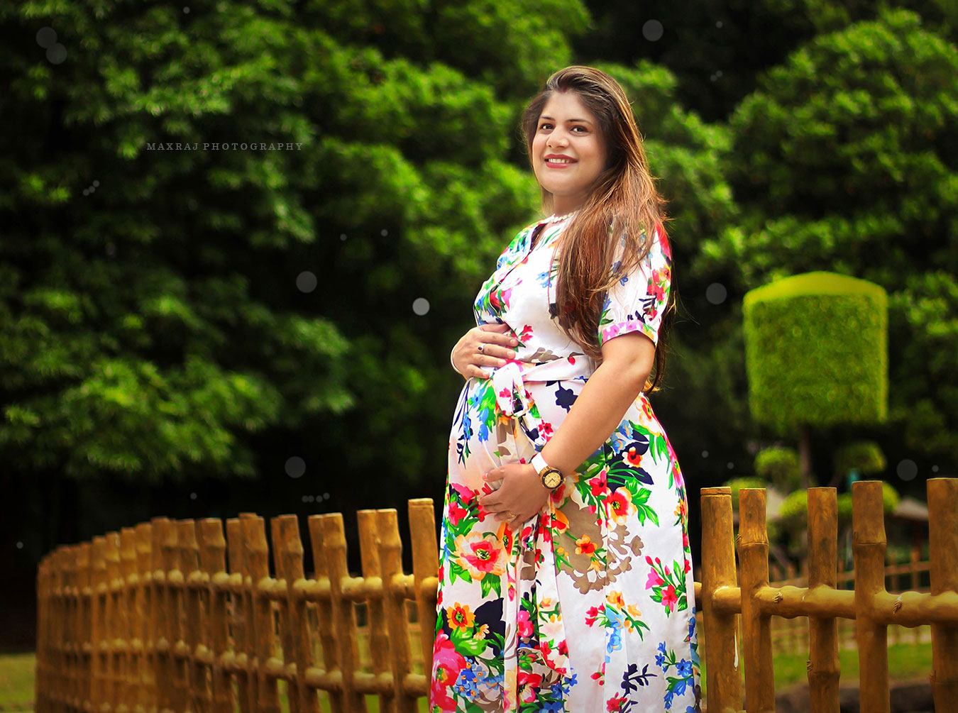 pregnant woman photo by maternity photographer in pune